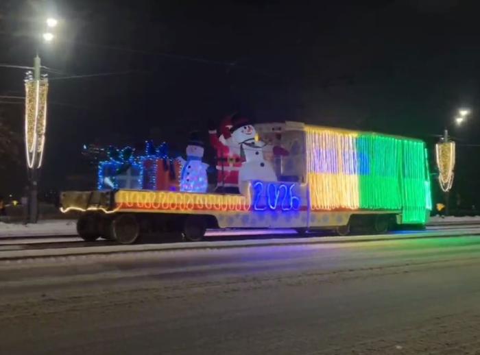 Сияет и едет: в Челябинск вернулся новогодний трамвай-гирлянда